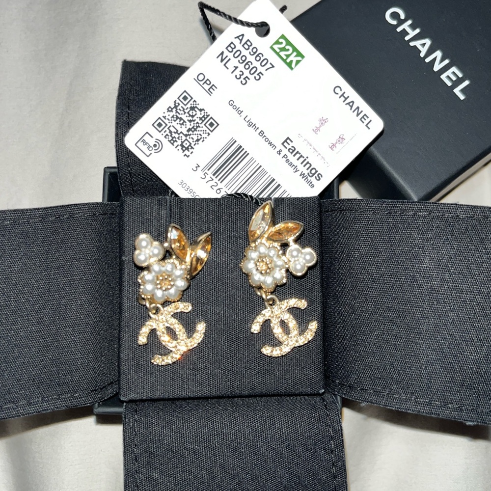 Chanel 22’ flower pearly rhinestone dangly gold earrings